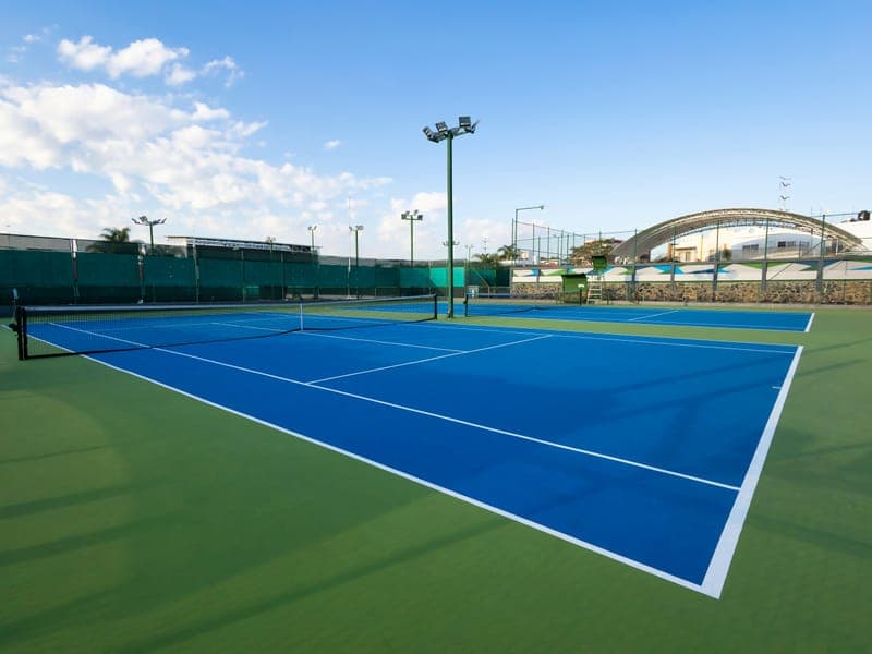Cancha de tenis de superficie azul al aire libre