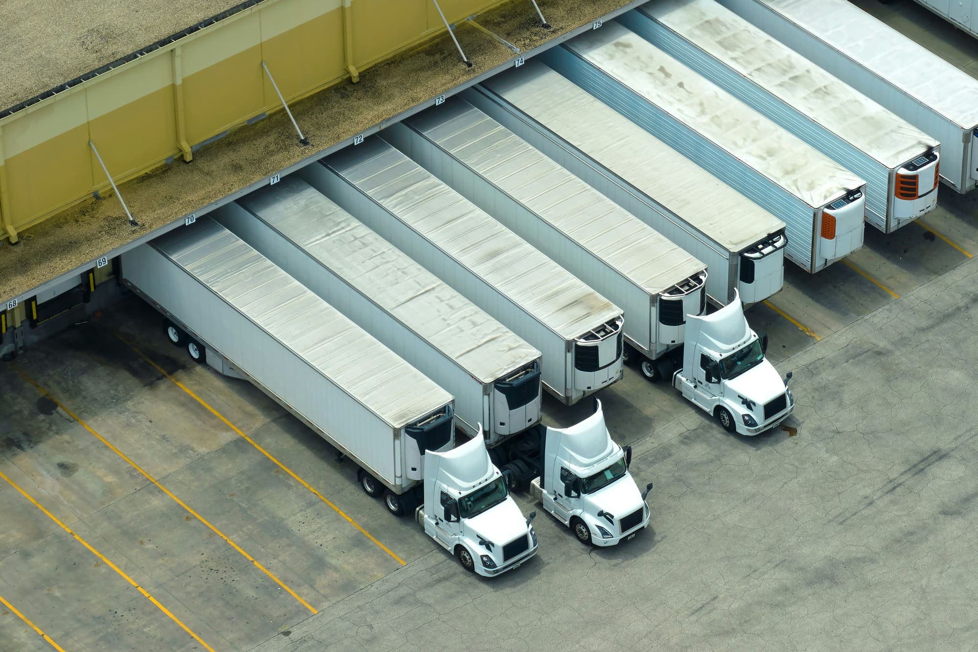Camiones estacionados en los muelles de carga de un centro de distribución